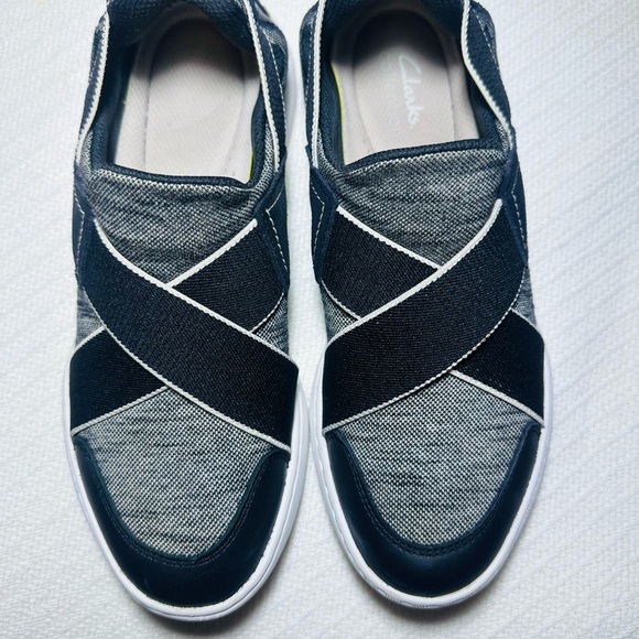 Clarcks Collection Black and Gray Slip-On Sneakers - Picture 3 of 8